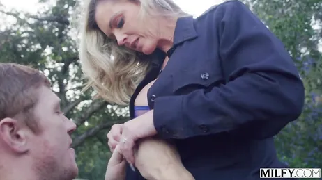 Agente de policía madura tiene sexo con un delincuente antes de detenerle