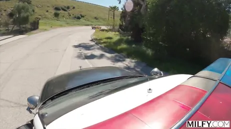 Agente de policía madura tiene sexo con un delincuente antes de detenerle