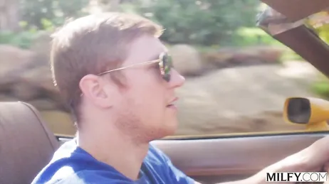 Agente de policía madura tiene sexo con un delincuente antes de detenerle