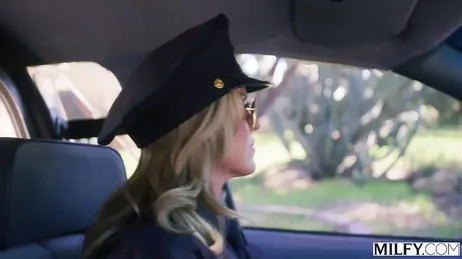 Agente de policía madura tiene sexo con un delincuente antes de detenerle