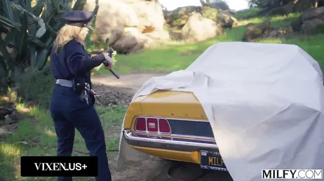 Agente de policía madura tiene sexo con un delincuente antes de detenerle