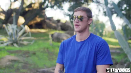 Agente de policía madura tiene sexo con un delincuente antes de detenerle