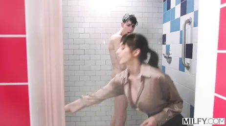 Lexi Luna se mete vestida en la ducha para comerse esa enorme polla