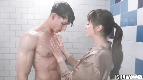 Lexi Luna se mete vestida en la ducha para comerse esa enorme polla