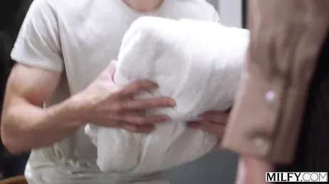 Lexi Luna se mete vestida en la ducha para comerse esa enorme polla