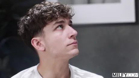 Lexi Luna se mete vestida en la ducha para comerse esa enorme polla