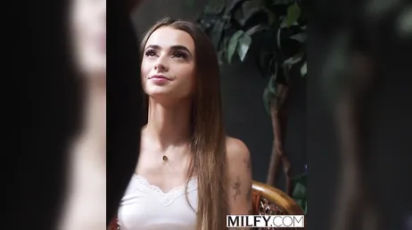 Lexi Luna se mete vestida en la ducha para comerse esa enorme polla