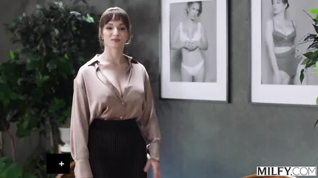 Lexi Luna se mete vestida en la ducha para comerse esa enorme polla