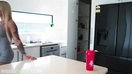 Mama kommt total geil vom Fitnessstudio nach Hause und will unbedingt hart gefickt werden.