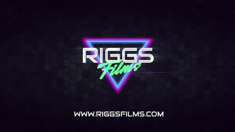 Mujer musculada de tetas gordas cabalgando la polla de un negro