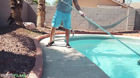 Naar wie kijken die moeder en haar vriendin in vredesnaam? Vast en zeker naar een of andere kerel!