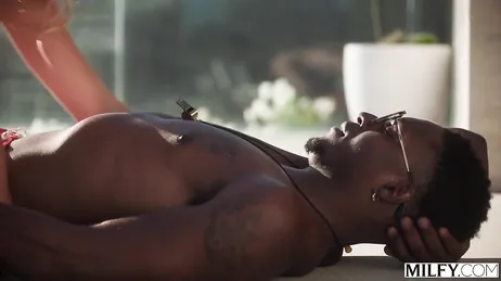 Rachel Ramsey se pone a cuatro patas para que el negro la empotre