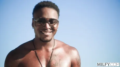 A chefe esfrega a vagina dela na cara do faxineiro, isso é algo!