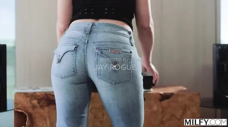 Und zu glauben, dass Mamas wunderschöner Hintern von einem schwarzen Kerl gefickt wird