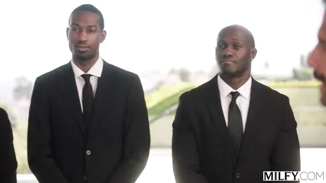 Aqueles três negros estão dando uma boa foda na mamãe.