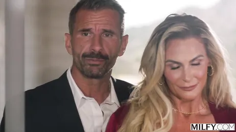 Aqueles três negros estão dando uma boa foda na mamãe.