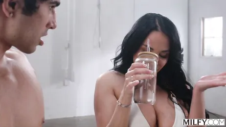 Aqueles três negros estão dando uma boa foda na mamãe.