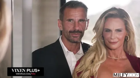 Aqueles três negros estão dando uma boa foda na mamãe.