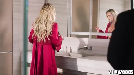 Aqueles três negros estão dando uma boa foda na mamãe.