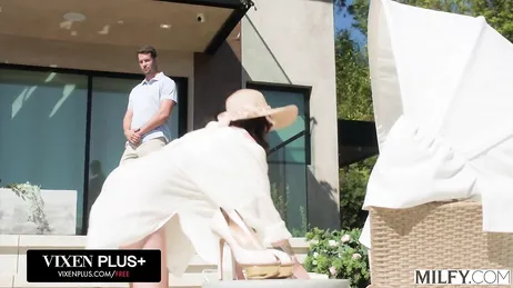 Que dura se la ha puesto mamá al encargando del hotel, se lo va a follar