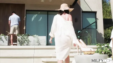 Que dura se la ha puesto mamá al encargando del hotel, se lo va a follar