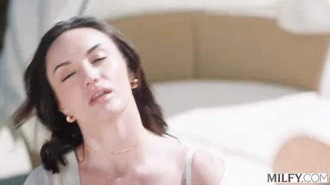 Que dura se la ha puesto mamá al encargando del hotel, se lo va a follar