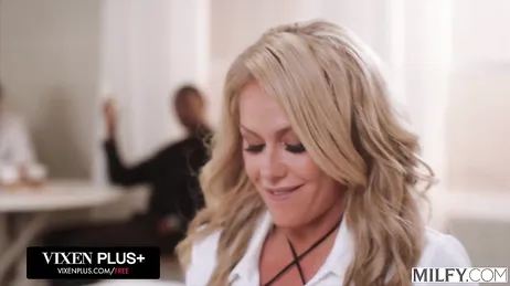 Madura contrata los servicios de dos putos para tener sexo con ellos