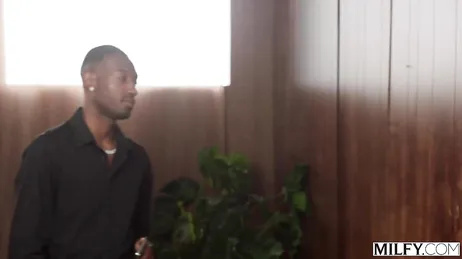 Mamá acaba a cuatro patas reventada por esa enorme polla negra