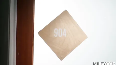 Mamá acaba a cuatro patas reventada por esa enorme polla negra