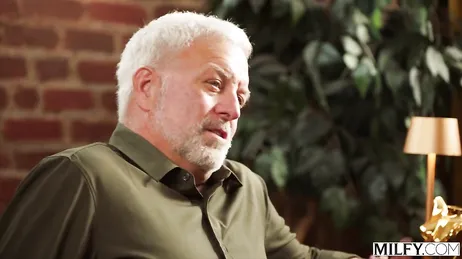 Mamá acaba a cuatro patas reventada por esa enorme polla negra