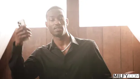 Mamá acaba a cuatro patas reventada por esa enorme polla negra