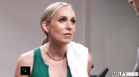 No puede ser, mamá se lía con un jovencito en el gimnasio