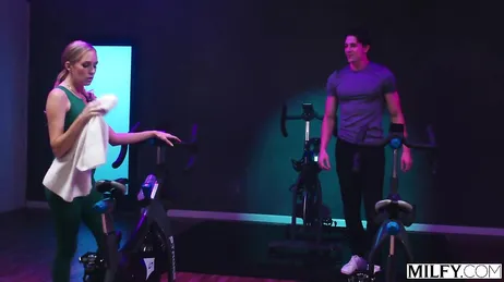 No puede ser, mamá se lía con un jovencito en el gimnasio