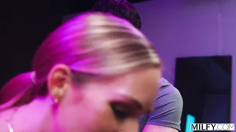 No puede ser, mamá se lía con un jovencito en el gimnasio