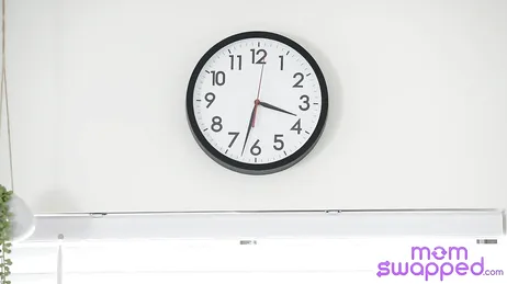 Parece uma competição entre mãe e filha para ver quem é a mais vadia.