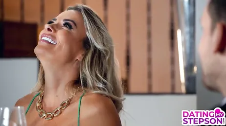 Mi hijastro me la quería meter y yo quería que me la metiera así que ..