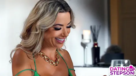 Mi hijastro me la quería meter y yo quería que me la metiera así que ..