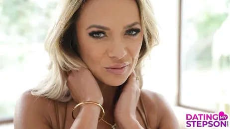 Mi hijastro me la quería meter y yo quería que me la metiera así que ..