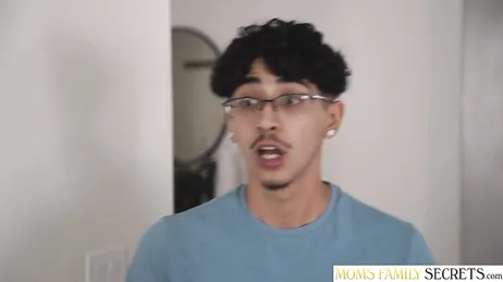 Se la meto a mi suegra y mi novia encima me anima a correrme dentro