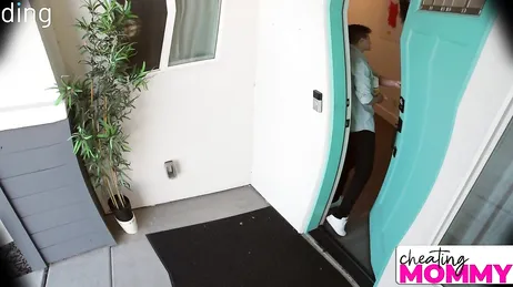 Der Lieferant hat einen riesigen Penis, ich frage mich, ob er ihn mir eine Weile reinstecken will...