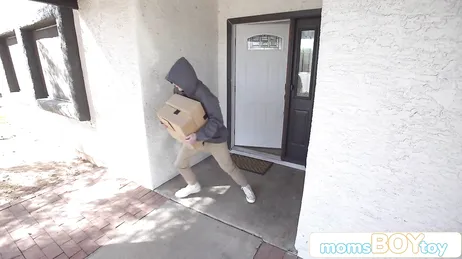 Eine Hausfrau zeigt einem jungen Dieb ihre Brüste – will sie mit ihm Sex haben?