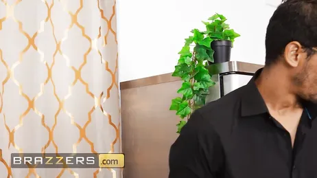 La MILF tetona Chloe Surreal se lo monta con dos pedazo de negros