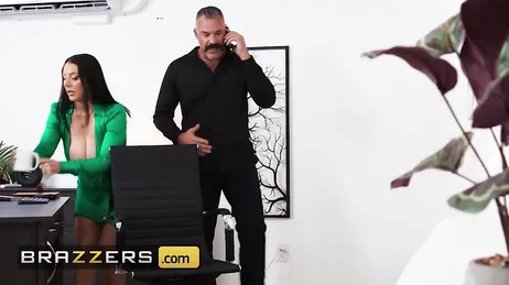 La secrétaire porte un décolleté vraiment plongeant aujourd'hui et le patron ne l'a même pas regardée !