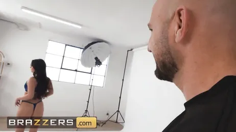 De fotograaf is stomverbaasd, jemig, wat een kont heeft die vrouw...!!