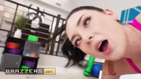 Quel bastardo del personal trainer ha il cazzo che gli spunta dai pantaloncini.