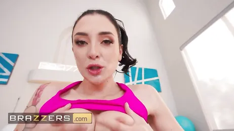 Quel bastardo del personal trainer ha il cazzo che gli spunta dai pantaloncini.