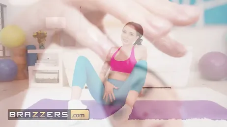 Quel bastardo del personal trainer ha il cazzo che gli spunta dai pantaloncini.