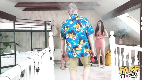 Madre e hija se han pasado la tarde mamando polla en el hostal