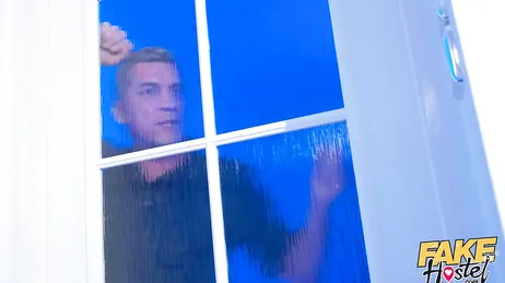 Maman dit que ce gardien de sécurité sait comment lécher une chatte