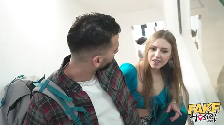 Llego al hostal con mi novio pero veo a una chica muy guapa ...